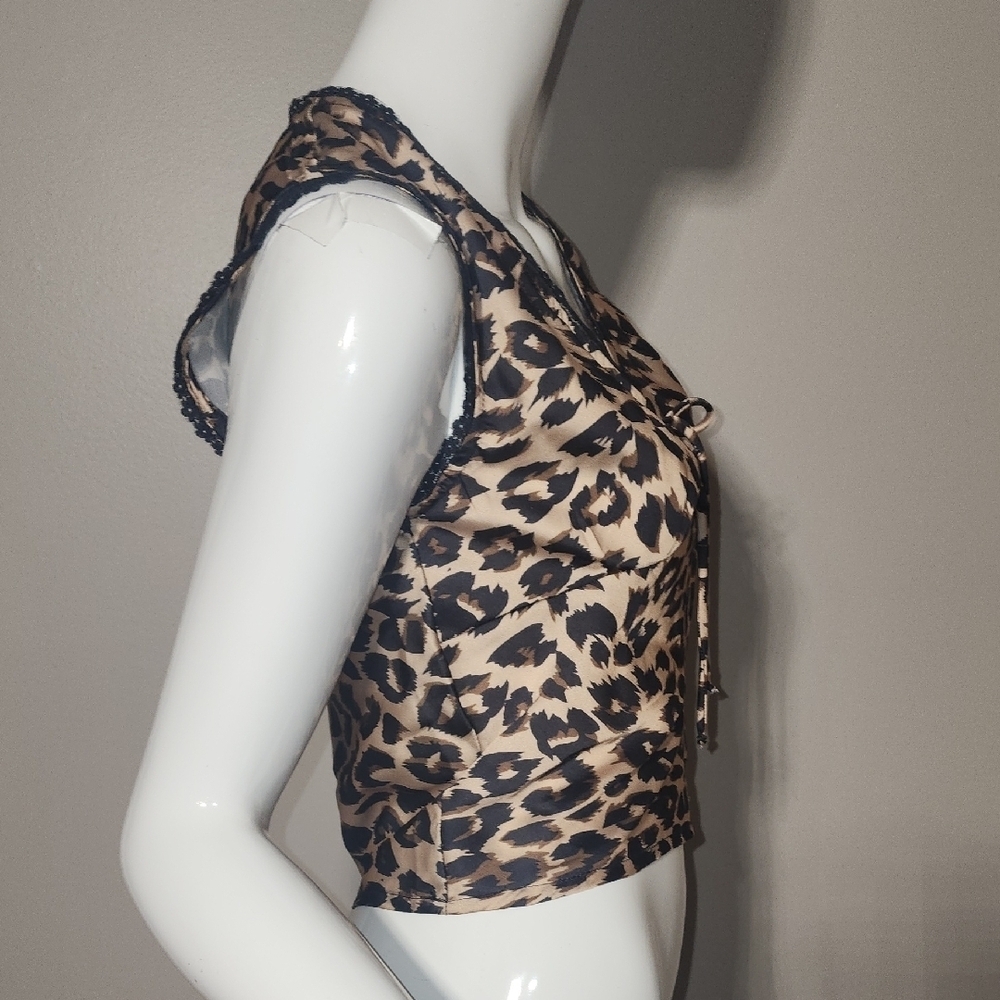 Leopard Print Sleeveless Blouse - Picture 4 of 8